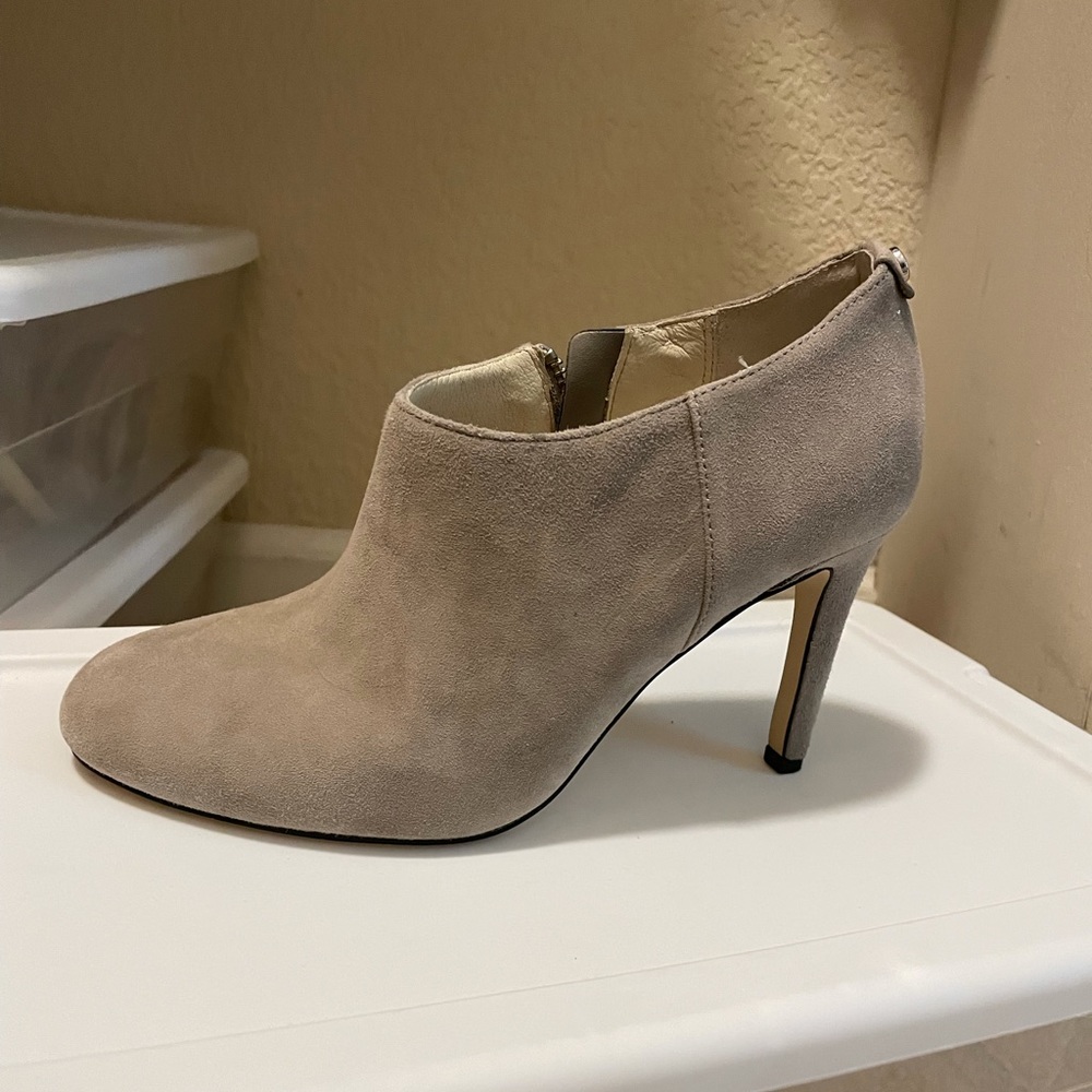 Michael Kors Suede Gray heels size 5 1/2